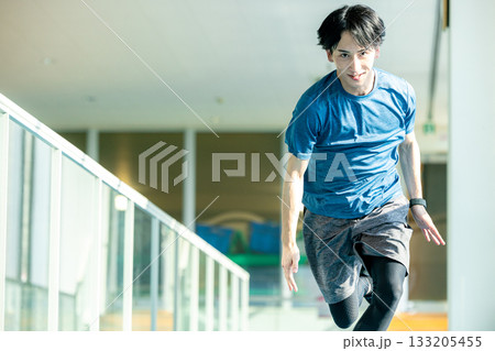 スポーツをする男性 スポーツをする男性 133205455