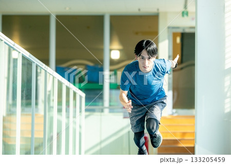 スポーツをする男性 スポーツをする男性 133205459