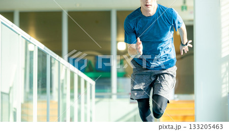 スポーツをする男性 133205463