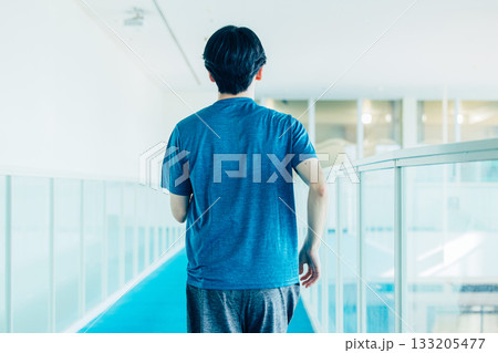 ランニングを室内トラックでする男女 133205477