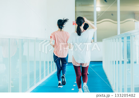 ランニングを室内トラックでする男女 133205482