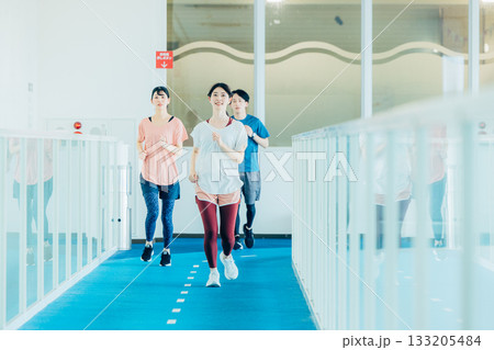 ランニングを室内トラックでする男女 ランニングを室内トラックでする男女 133205484