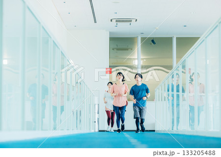 ランニングを室内トラックでする男女 133205488