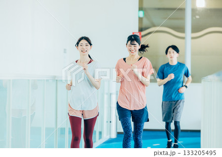 ランニングを室内トラックでする男女 133205495