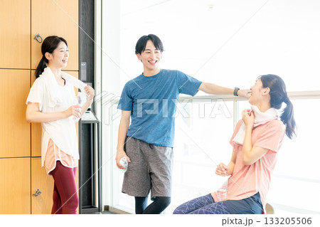 更衣室でリラックスする男女 133205506