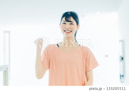 スポーツウェアの若い女性 133205511