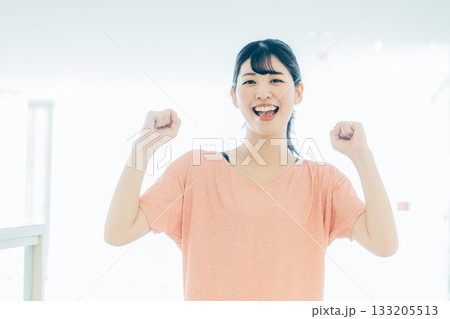 スポーツウェアの若い女性 133205513