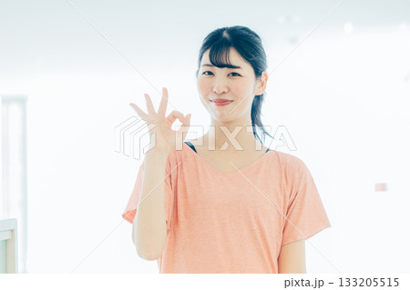 スポーツウェアの若い女性 133205515