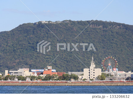 高松港の玉藻防波堤から見る朝日新町と屋島 133206632