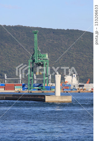 高松港コンテナターミナルと外防波堤（背景は屋島南嶺） 133206633