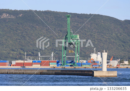 高松港コンテナターミナルと外防波堤（背景は屋島南嶺） 133206635