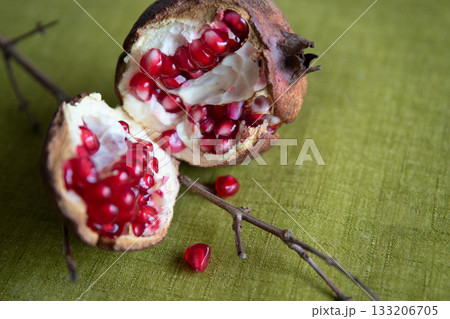 秋に木になる柘榴(ザクロ)の赤い実は鮮やかなルビーレッドの綺麗な果実 秋に木になる柘榴(ザクロ)の赤い実は鮮やかなルビーレッドの綺麗な果実 133206705
