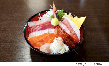 魚介類が盛りだくさんの海鮮丼 魚介類が盛りだくさんの海鮮丼 133206796