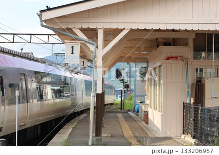 ホームに停車する電車 133206987