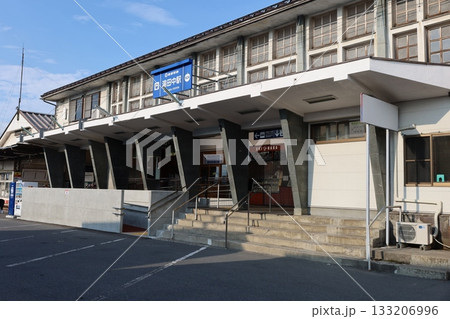 ホームに停車する電車 133206996