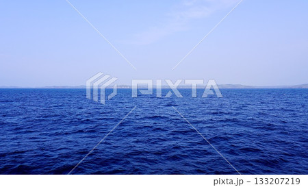 長崎県対馬市から壱岐市への航海中の船上からの風景 133207219