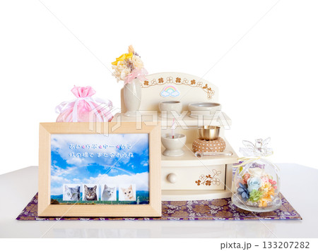 ペットの仏壇、猫の供養【白背景・切り抜き】 133207282