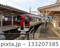 駅に停車する長野電鉄 133207385