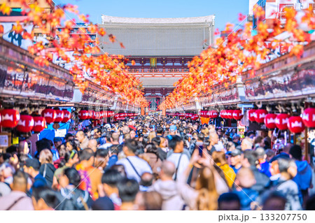 日本の東京都市景観驚きの光景、インバウンド続く…まるで異国…外国人観光客らで賑わう浅草寺=17日 日本の東京都市景観驚きの光景、インバウンド続く…まるで異国…外国人観光客らで賑わう浅草寺=17日 133207750