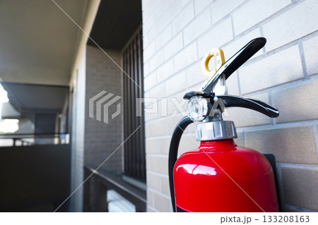 マンションの通路に設置された消火器 133208163