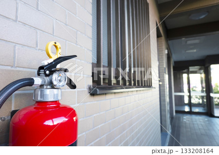 マンションの通路に設置された消火器 133208164