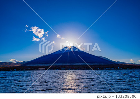 【山梨県】山中湖　ダイヤモンド富士 133208300