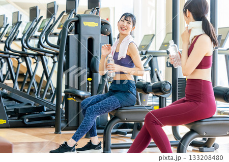 スポーツジムで休憩する若い女性 133208480
