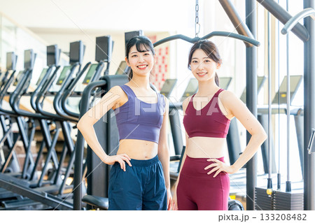 フィットネスジムで運動する女性 133208482