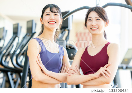 フィットネスジムで運動する女性 133208484