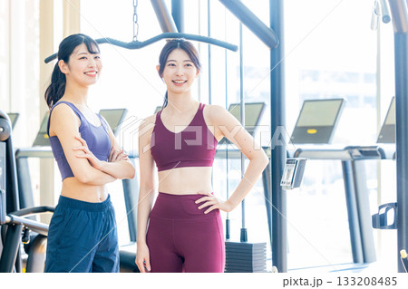 フィットネスジムで運動する女性 133208485
