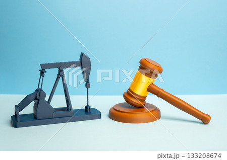 Oil production regulation. An oil pump and a judge's gavel. Court proceedings. Selling oil field licenses at auction. Depiction of state control, legal disputes, and market balance. Energy policy 133208674