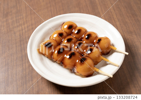 白い皿にのったみたらし団子 133208724
