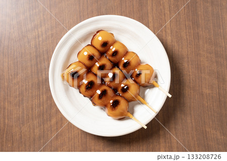 白い皿にのったみたらし団子 133208726