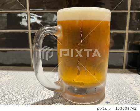 ジョッキに入った生ビール 133208742