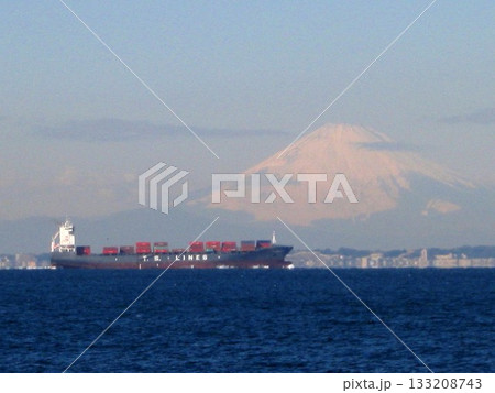 浦賀水道 コンテナ船と富士山 133208743