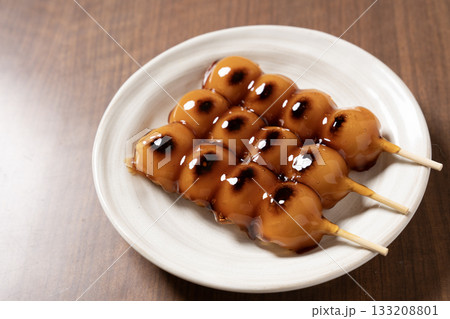 白い皿にのったみたらし団子 133208801