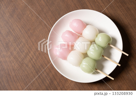 白い皿にのった三色団子 133208930