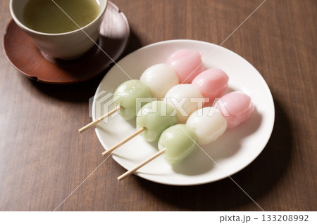 白い皿にのった三色団子とお茶 白い皿にのった三色団子とお茶 133208992