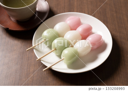 白い皿にのった三色団子とお茶 白い皿にのった三色団子とお茶 133208993
