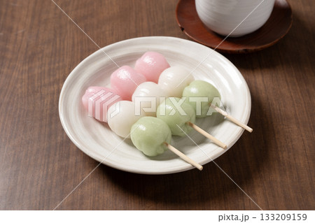 白い皿にのった3本の三色団子 白い皿にのった3本の三色団子 133209159