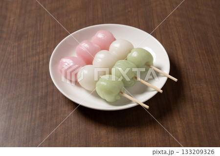 白い皿にのった三色団子 白い皿にのった三色団子 133209326