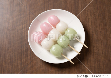 白い皿にのった三色団子 白い皿にのった三色団子 133209327