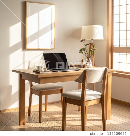 テーブルの上に置いたノートパソコン 133209635