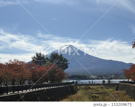 河口湖のある秋の景色 河口湖のある秋の景色 133209673