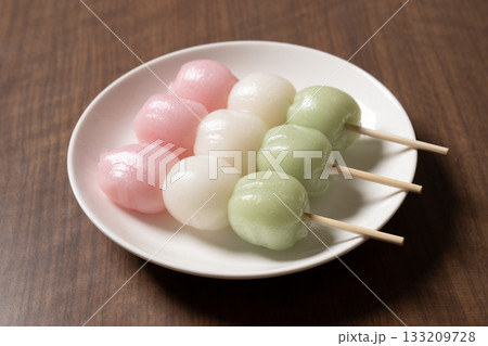 白い皿にのった3本の三色団子 133209728