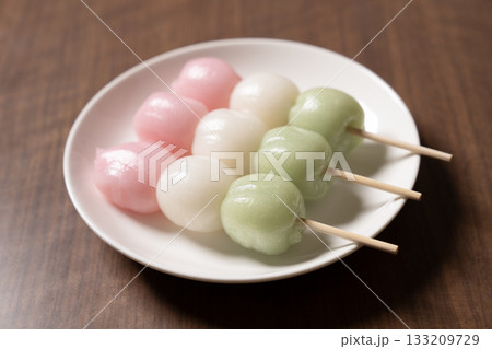 白い皿にのった3本の三色団子 白い皿にのった3本の三色団子 133209729