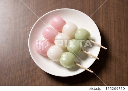 白い皿にのった3本の三色団子とお茶 白い皿にのった3本の三色団子とお茶 133209730