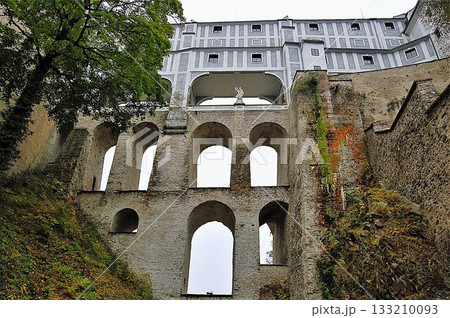 チェスキークルムロフ城にかかるブラーシュチョビー橋 133210093