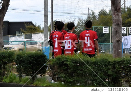 フットサルの試合を見学する子供たち 133210106