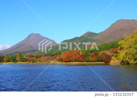 秋の志高湖(由布岳・鶴見岳・別府市) 秋の志高湖(由布岳・鶴見岳・別府市) 133210357